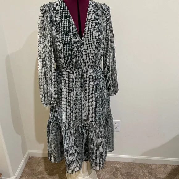 Banana Republic- Flounce Hem Chiffon V- Neck Dress - Picture 1 of 16